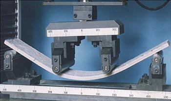高靭性セメント系複合材料の曲げ試験状況
